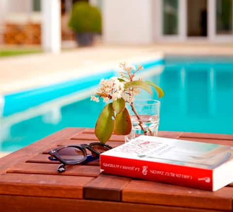 Modern villa w/ pool  10/15 min walk from beach