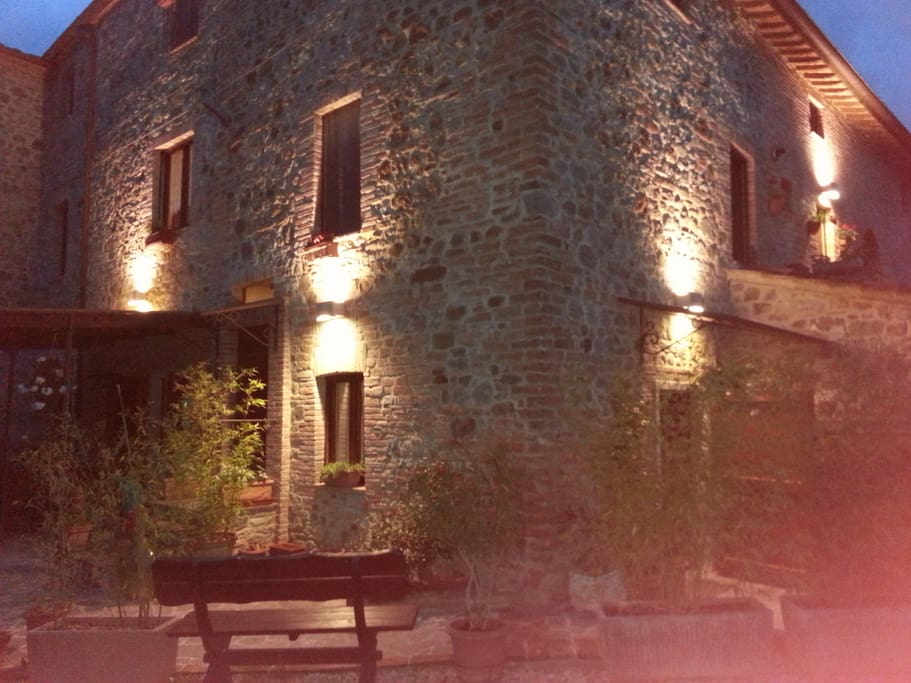 la fantastica atmosfera del borgo di notte