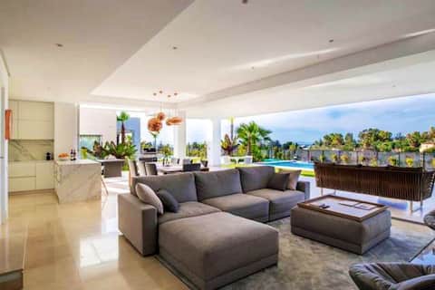 Propiedad de Airbnb exitosa: The Marbella Estate. Walk to the beach. Sleeps 8 en Marbella