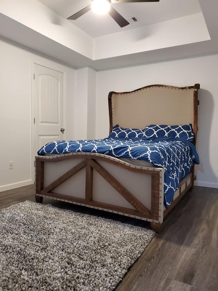 Cama tamaño queen en el segundo dormitorio 