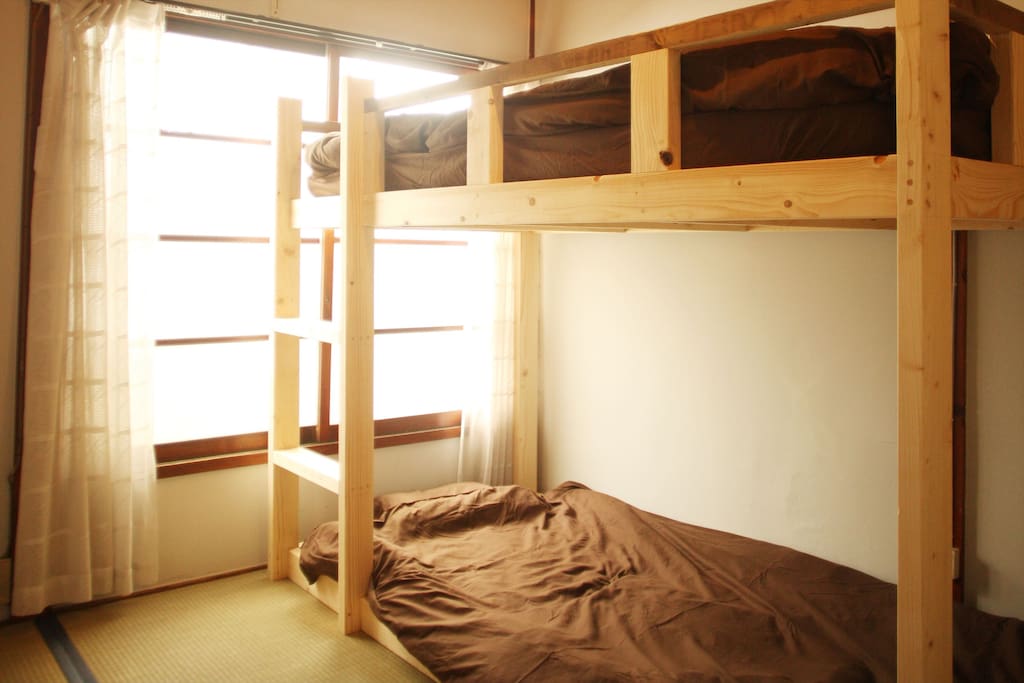 寝室2人部屋が個室として利用可能です。