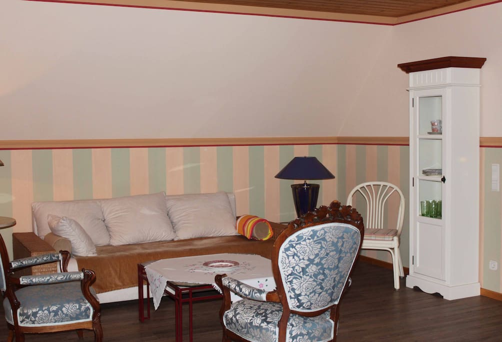 Wohnzimmer mit Doppelschlafcouchausziehbar für
2 Personen