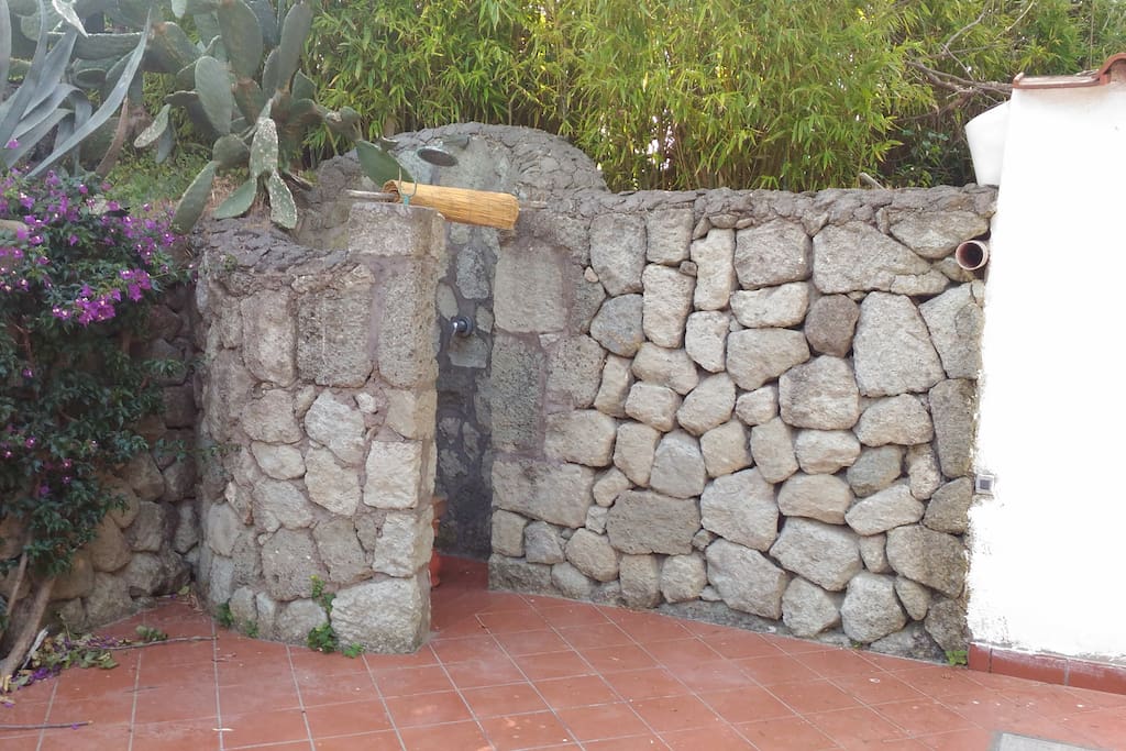 La doccia esterna in pietra