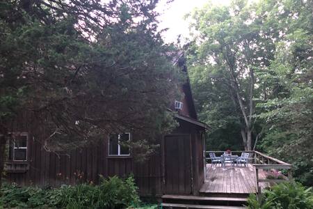 Private Baraboo Bluffs Cabin with Peacocks!!