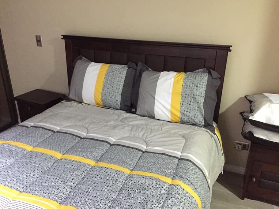 Dormitorio con cama de dos plazas.