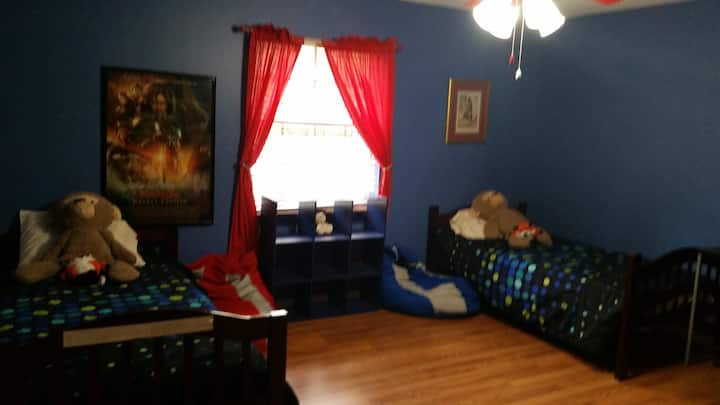 Детска спална соба со 2 двокреветни кревета