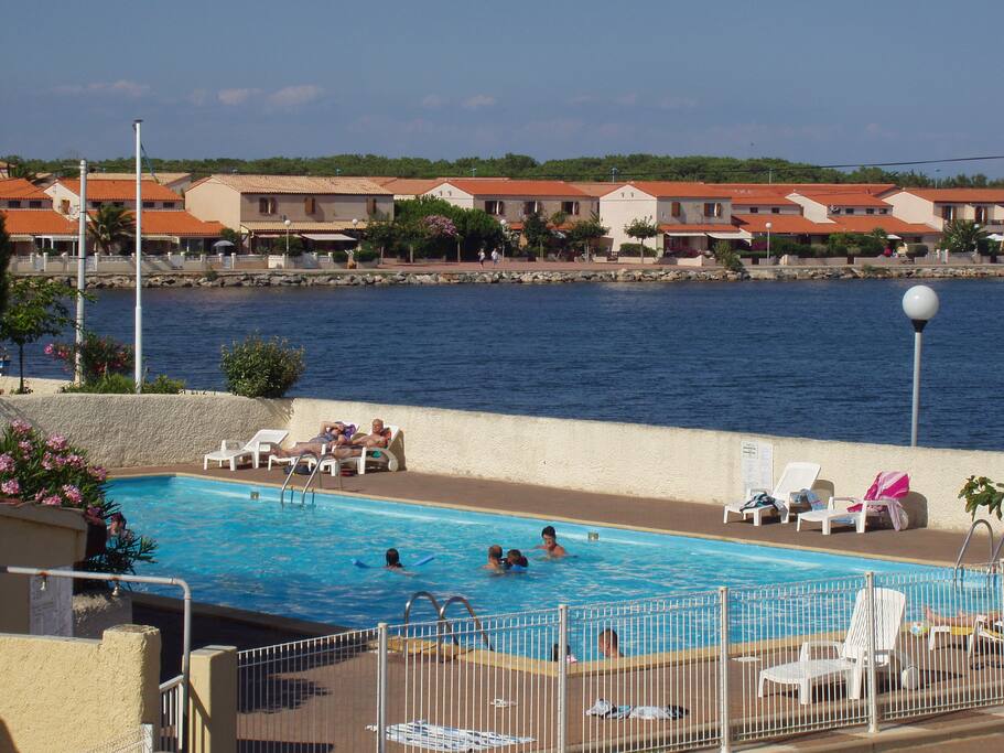 VUE DE LA TERRASSE SUR PISCINE