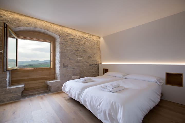 Dormitorio 3: doble con ventana historiada y baño completo.