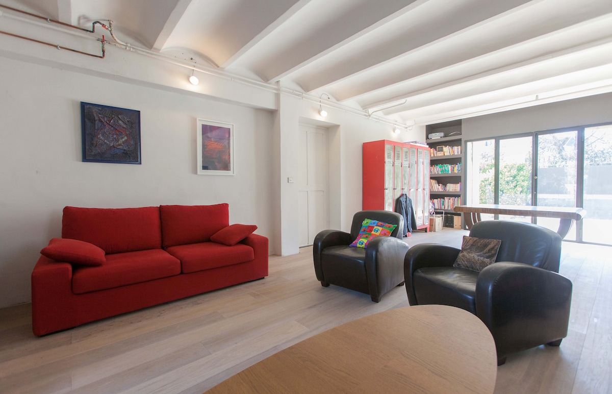 Bureau avec canapé-lit en rez-de-jardin