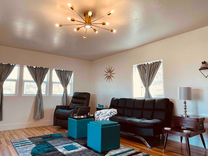 تحتوي منطقة المعيشة على أريكة فوتون وصالة كراسي يمكن استخدامها للنوم.