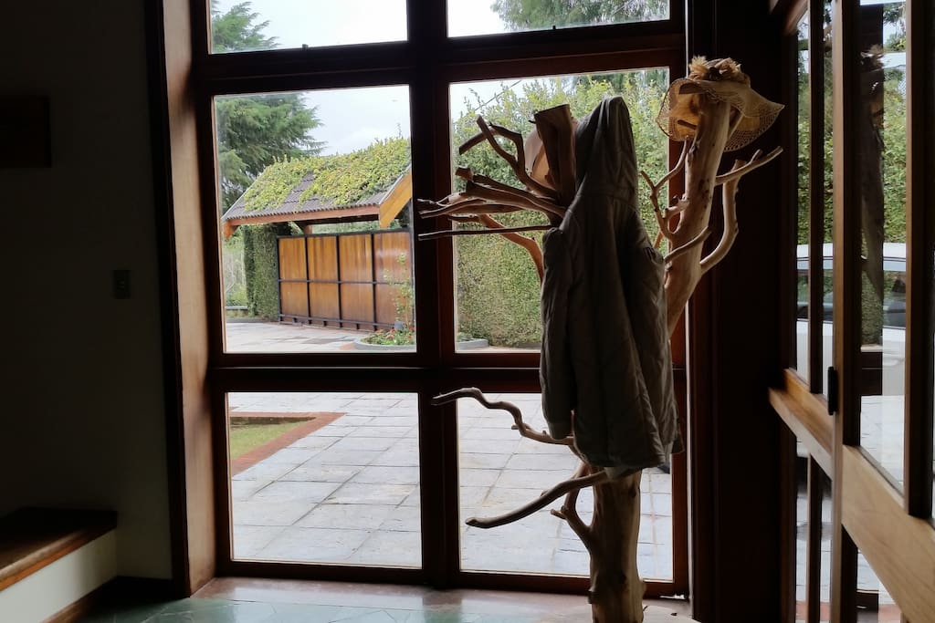 Detalhe da entrada na casa, vista do portão automático de entrada e garagem