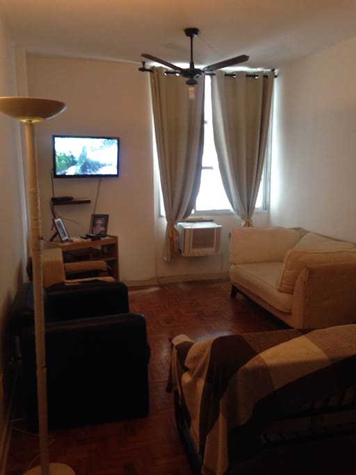 Sala com TV e Wi-Fi e ar condicionado