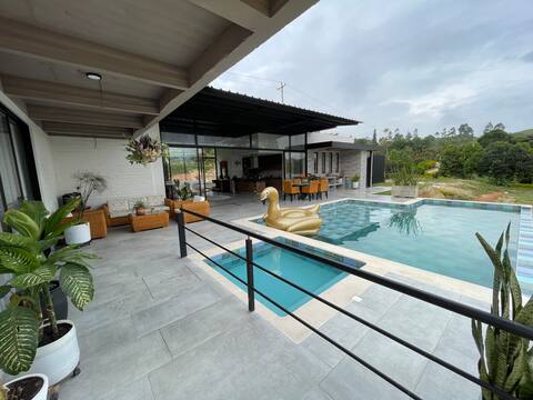 Spectacular house with pool - Table of Saints