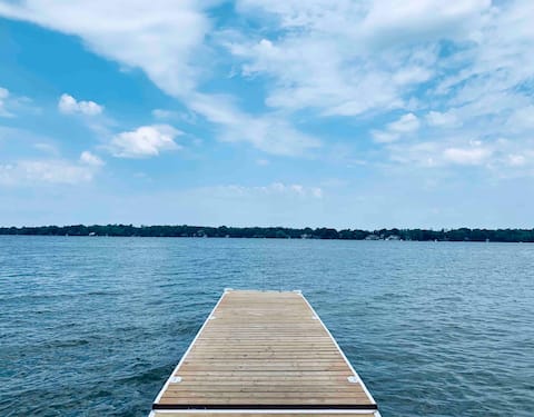 Waterfront cottage on beautiful bass lake