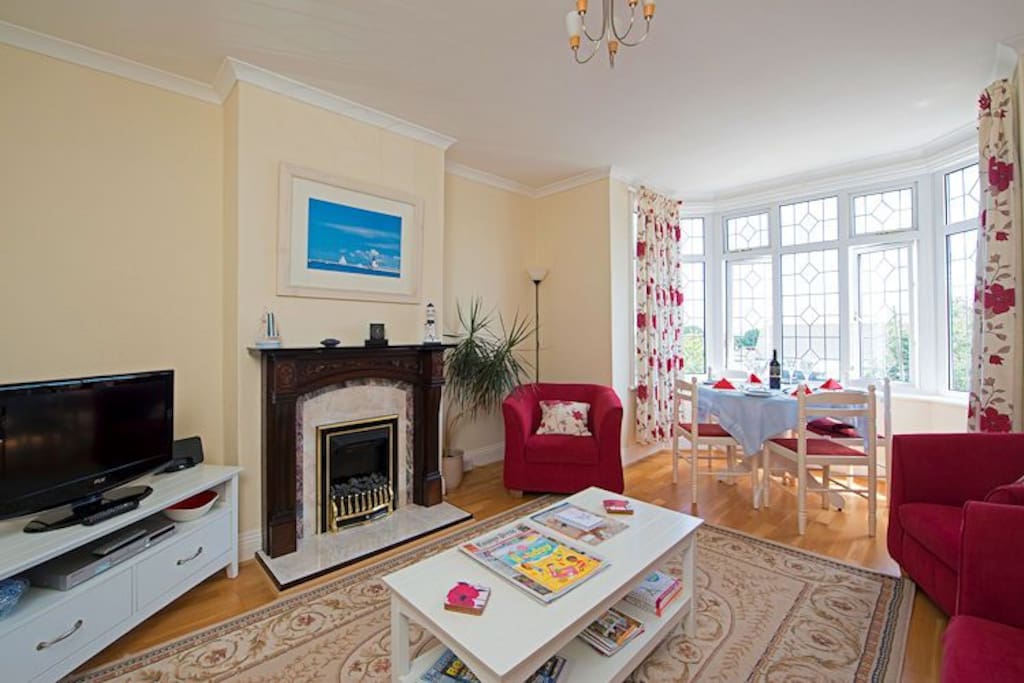 The cosy sitting/dining room with views of the sea