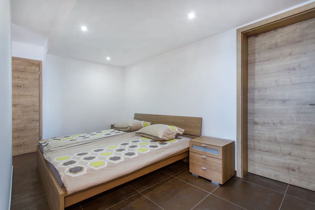 Full size double bed for long sleeps.