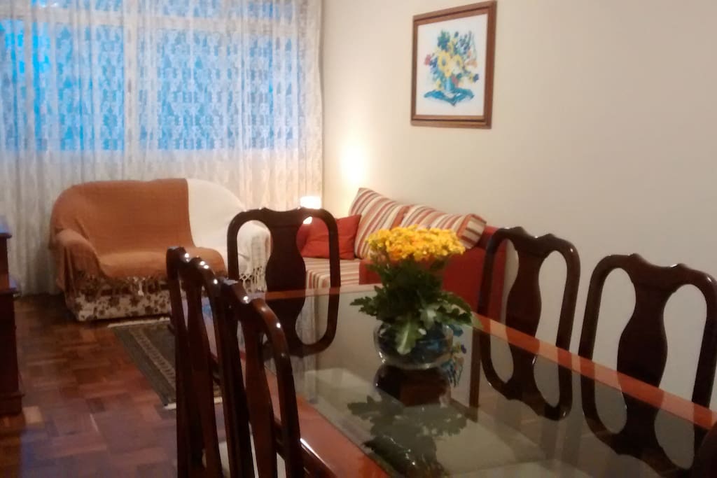 Sala 2 ambientes. Estar com 2 sofás / Jantar com mesa, aparador e 6 cadeiras. Foto 2