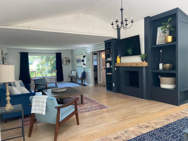 Modern Lake Home, Wine Trail and Beach Houses for Rent in Bridgman, Michigan, United States