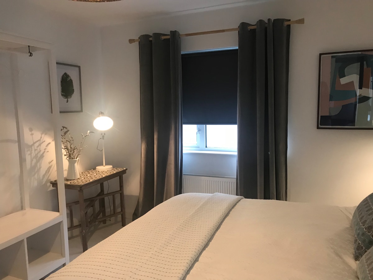 Dormitorio principal
espacio para colgar
Mucha luz natural y sábanas preciosas.
Hogar lejos de casa 