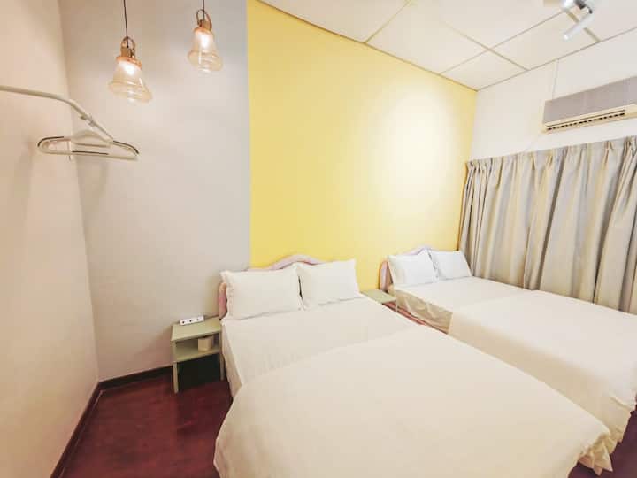 חדר 3 :  יש 2 מיטות קווין סייז בחדר. 