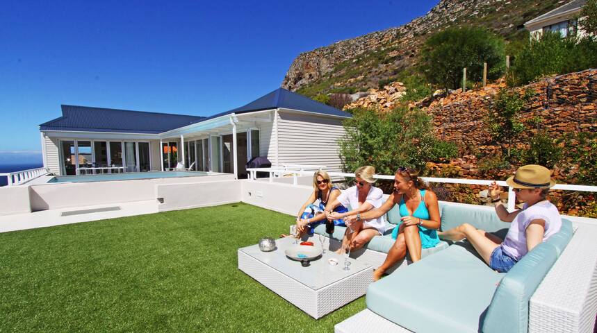 Dream Family Villa CapeTown-StunningSeaView gallery image 3