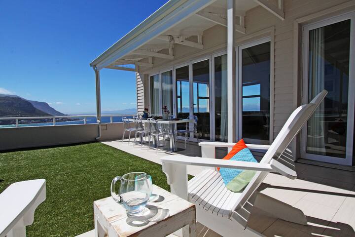 Dream Family Villa CapeTown-StunningSeaView gallery image 2