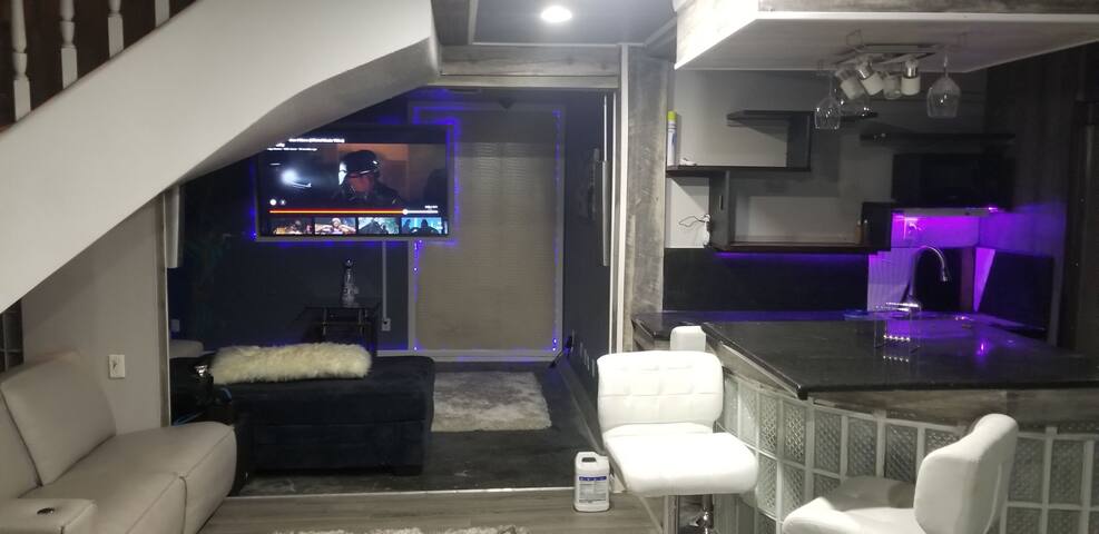 super loft 4/20 designer suite gallery image 2