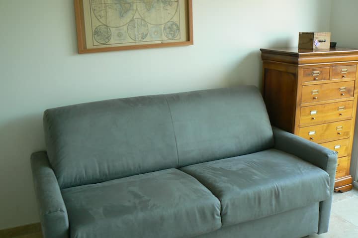  ספה נפתחת זוגית עם חדר שינה אחד בקומת הקרקע