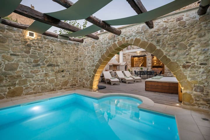 D’Oro Gold Villa – Cozy 3br w/Pool & Hot Tub