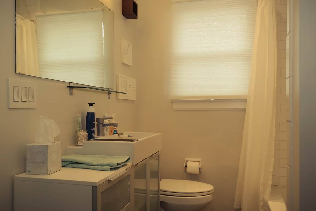 Bathroom: Comes fully stocked with large bath towels, wash clothes, shampoo, condition, soap, lotion, tissue, spare toothbrushes, and Q-tips.