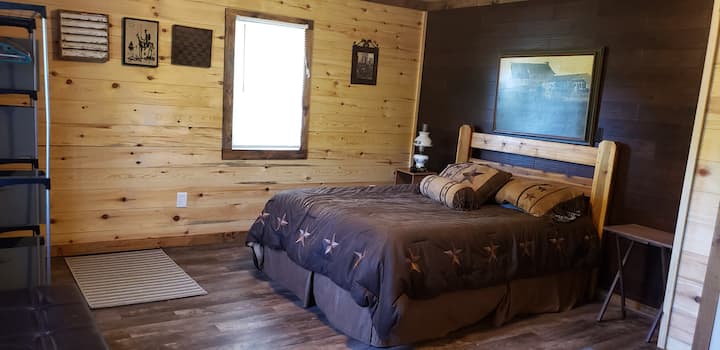 Master bedroom , Queen size bed and sitting area. Plenty of room to hang and store your clothes.