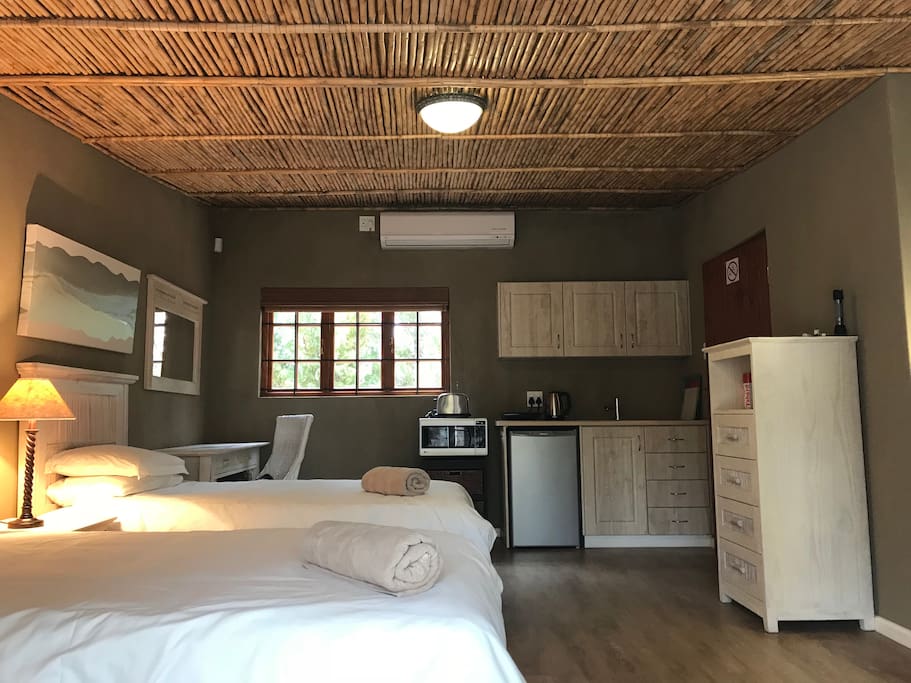 3/4 beds and kitchenette.