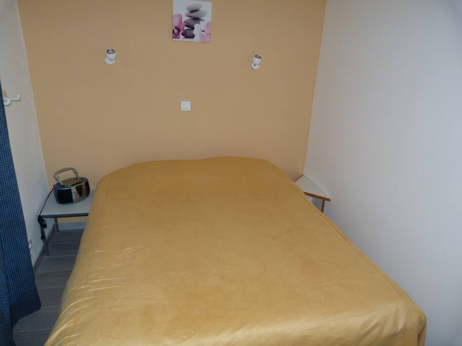 chambre avec lit double