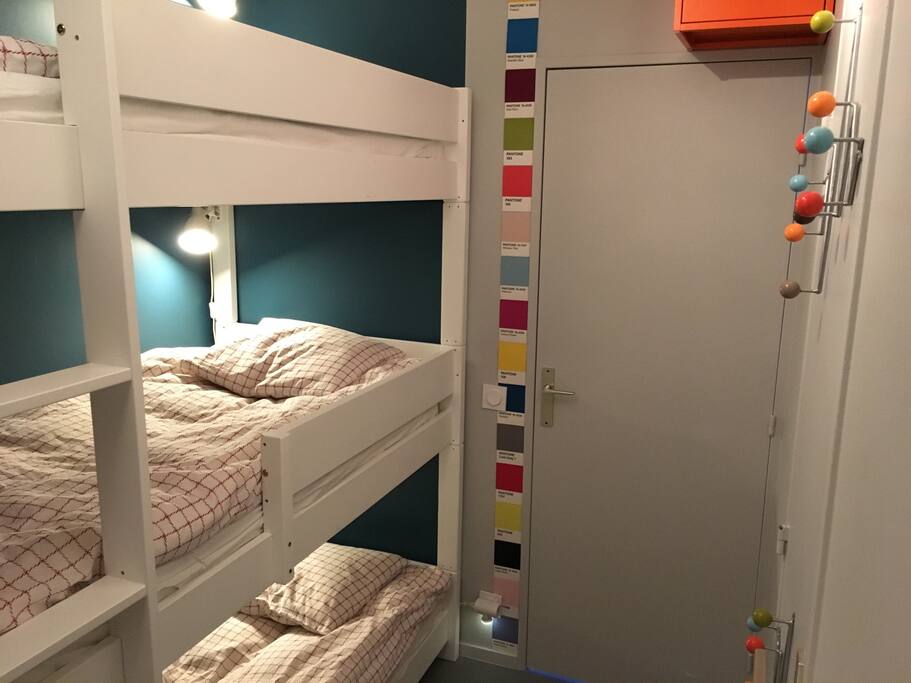 Dans l'entrée, Trois lits superposés ( 190 cm / 90 cm) avec chacun une petite lampe.