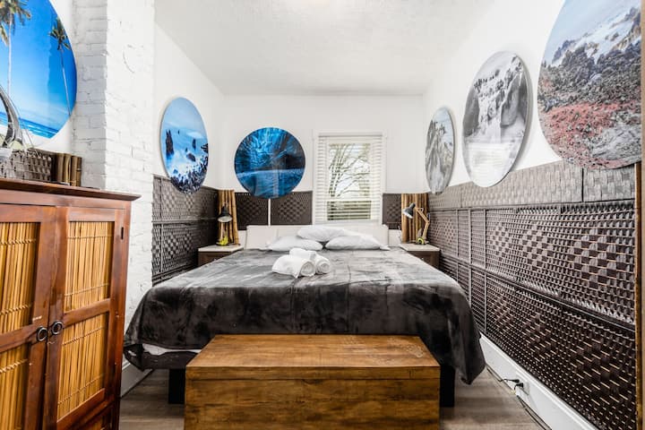 Chumba cha kulala cha mbele kushoto kina kitanda mahiri/kinachoweza kurekebishwa na televisheni janja kubwa ya 4k.