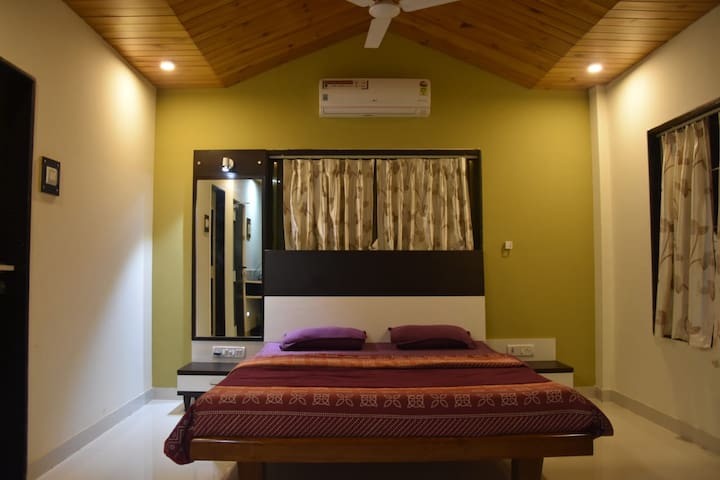 ★ Cozy Yellow Deluxe Suite Room In Dapoli ★