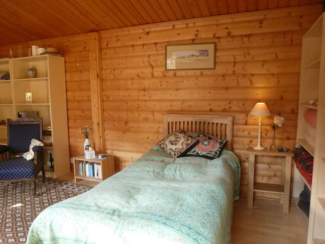 Self contained Norwegian log cabin near Newbury