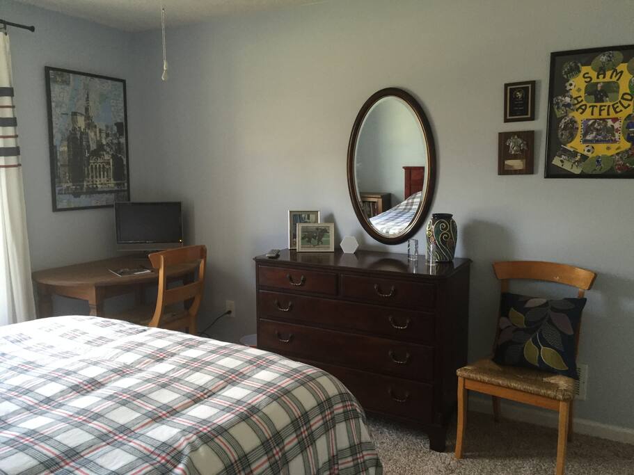 Queen sized bed. Newly carpeted and painted.