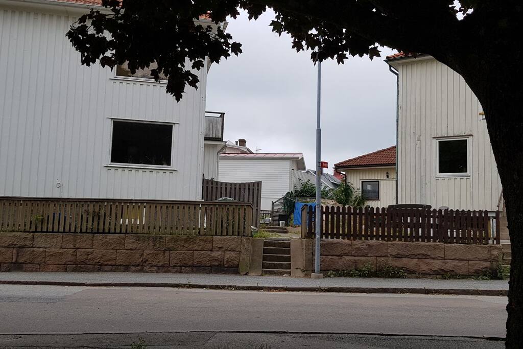 Mitt emot huset ligger en liten park med härlig skugga.