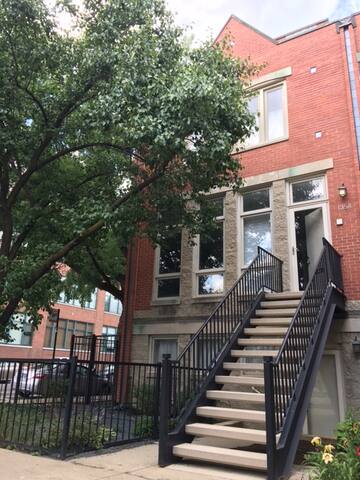 RARE FIND Luxury 4BR, 3BTH. Lincoln Park/DePaul gallery image 2