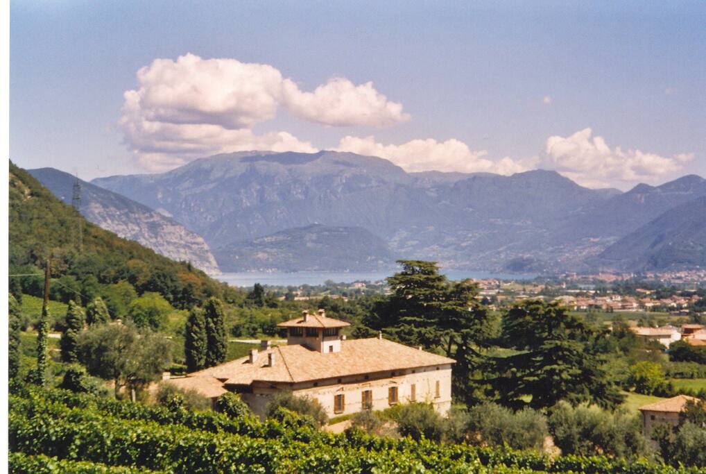 Vista di Palazzo Torri con il lago d'Iseo