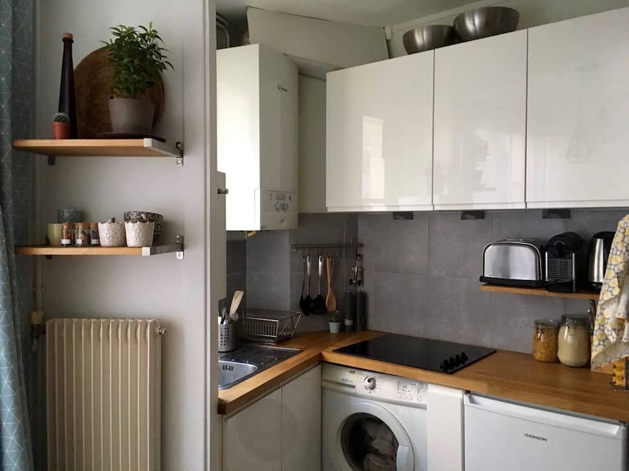 An all furnished kitchen
