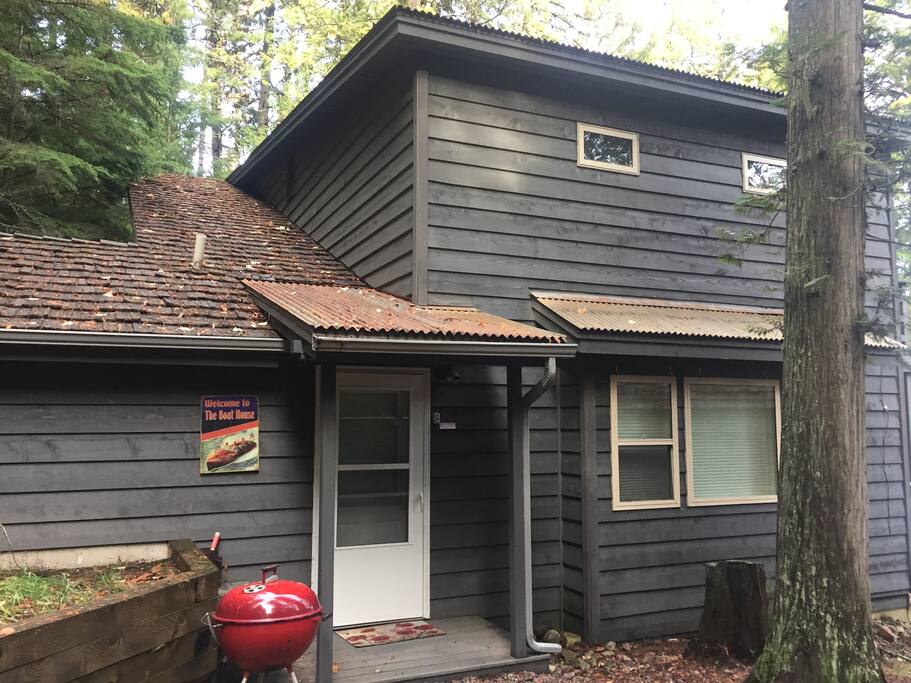 Side entrance from the parking area to the kitchen