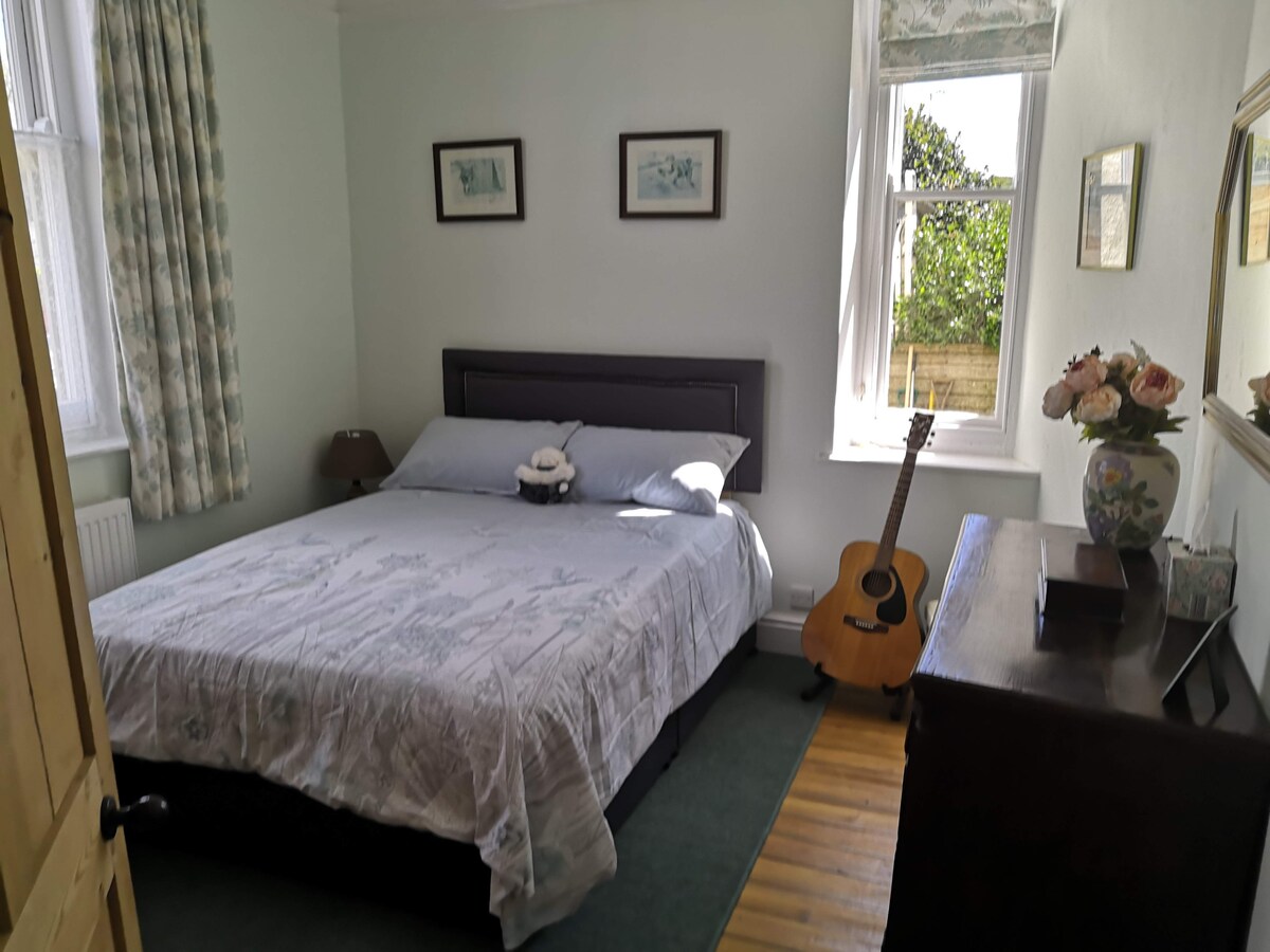 Guest bedroom with comfortable double bed. Tea and coffee making facilities.