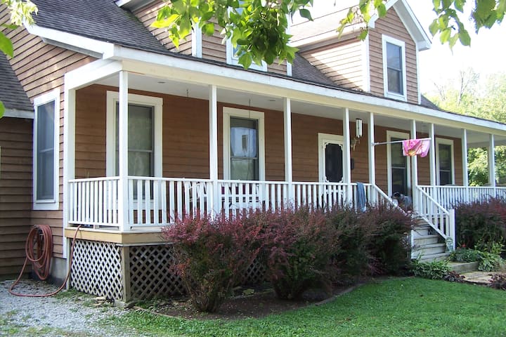 Cozy apartment over garage