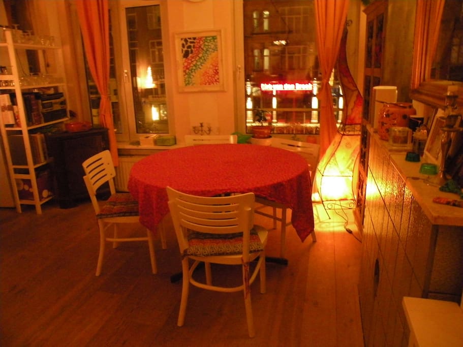Diningtable with the kitchen on the left