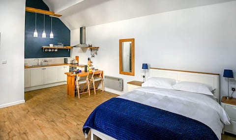 Top Airbnb: Self contained studio with parking in Bristol3 in City Of Bristol