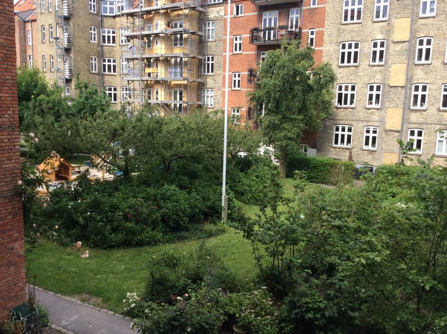 Der er adgang til en stor fælles gårdhave med legeplads.