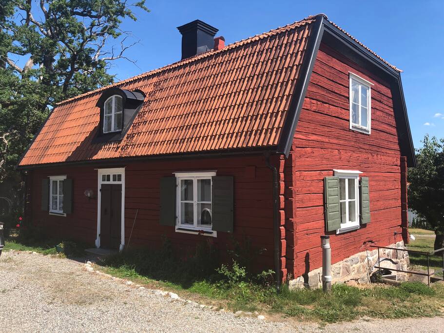1800-talshus med egen ingång. Tvättstuga i källaren.