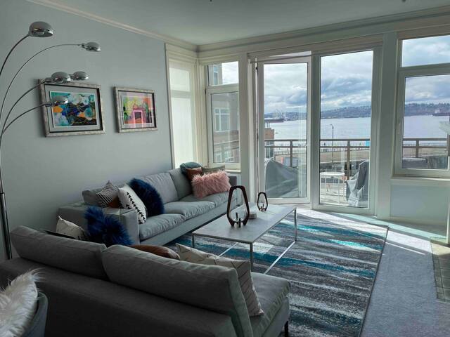 Gorgeous waterfront 2BR with designer furniture gallery image 4